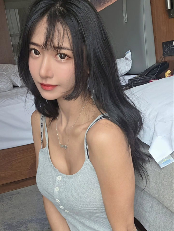 Phát trực tiếp cảnh ngâm mình trong suối nước nóng, nữ streamer xinh đẹp hút hàng chục nghìn lượt xem