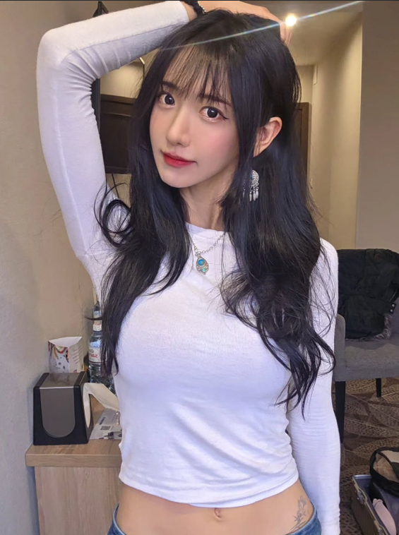 Phát trực tiếp cảnh ngâm mình trong suối nước nóng, nữ streamer xinh đẹp hút hàng chục nghìn lượt xem