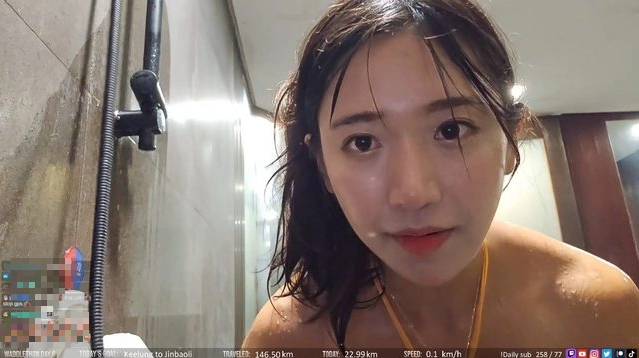 Phát trực tiếp cảnh ngâm mình trong suối nước nóng, nữ streamer xinh đẹp hút hàng chục nghìn lượt xem