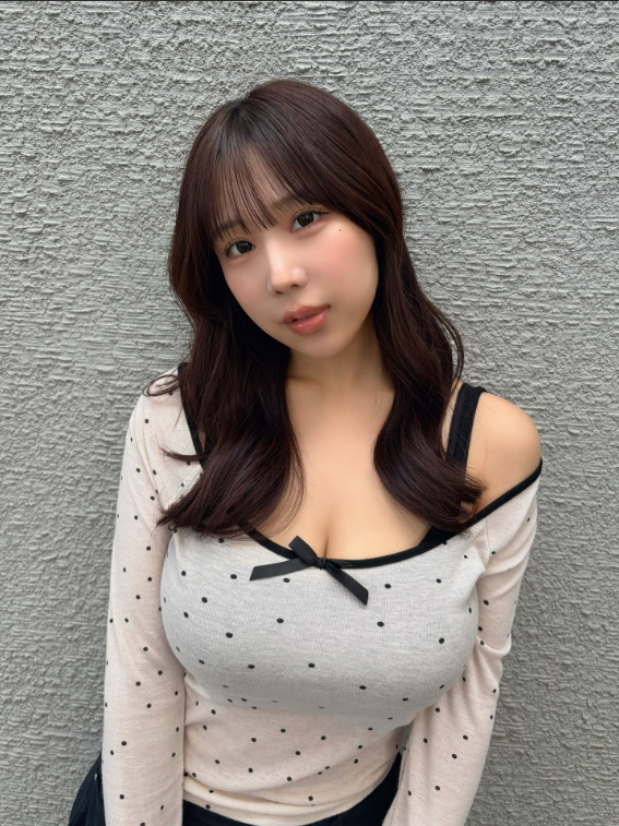 Chỉ nhờ ngoại hình và vòng một nổi bật, cô nàng hot girl mạng này bỗng chốc bùng nổ follow, dân mạng tranh cãi trái chiều