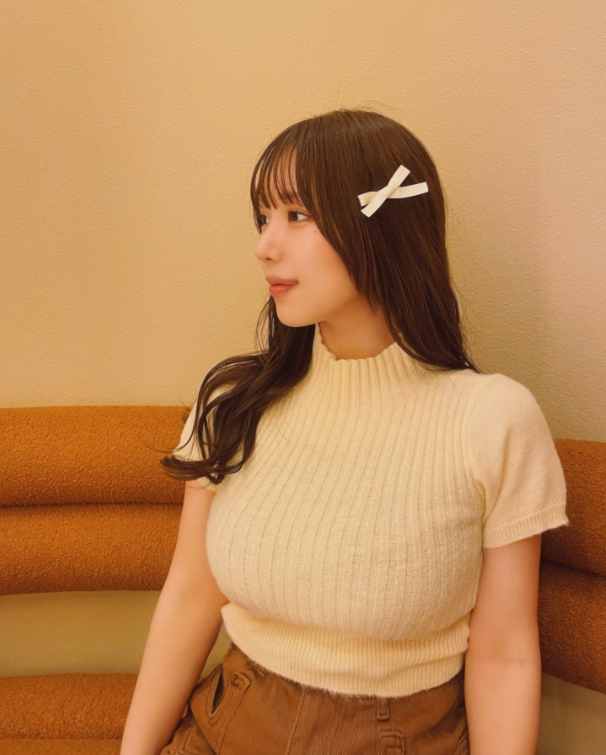 Chỉ nhờ ngoại hình và vòng một nổi bật, cô nàng hot girl mạng này bỗng chốc bùng nổ follow, dân mạng tranh cãi trái chiều