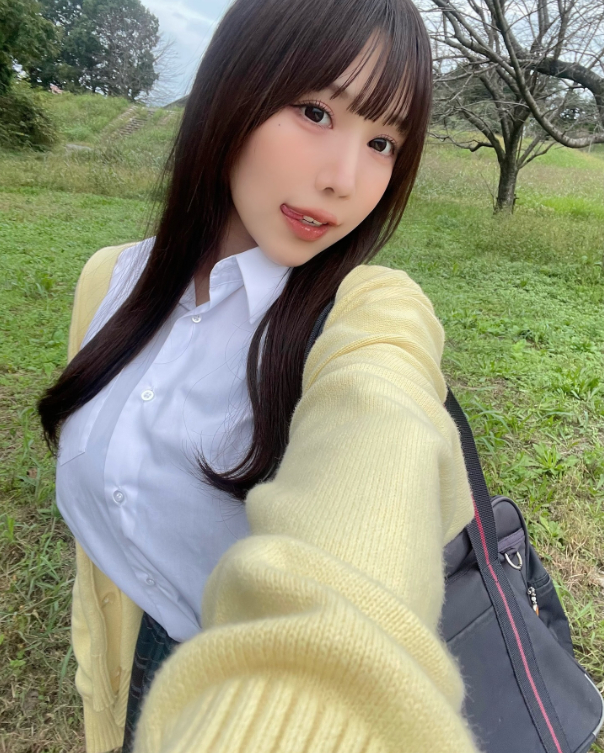 Chỉ nhờ ngoại hình và vòng một nổi bật, cô nàng hot girl mạng này bỗng chốc bùng nổ follow, dân mạng tranh cãi trái chiều