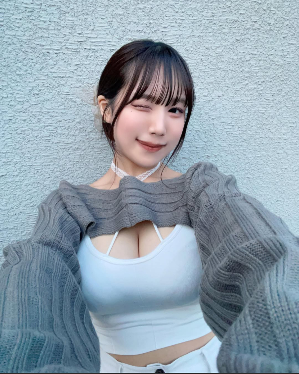 Chỉ nhờ ngoại hình và vòng một nổi bật, cô nàng hot girl mạng này bỗng chốc bùng nổ follow, dân mạng tranh cãi trái chiều