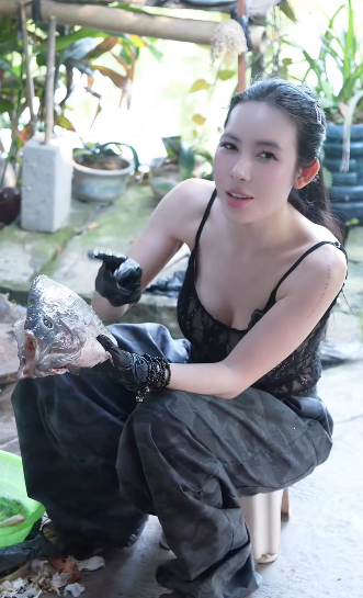 Câu cá giữa trời nắng 40 độ, hot girl bất ngờ viral MXH