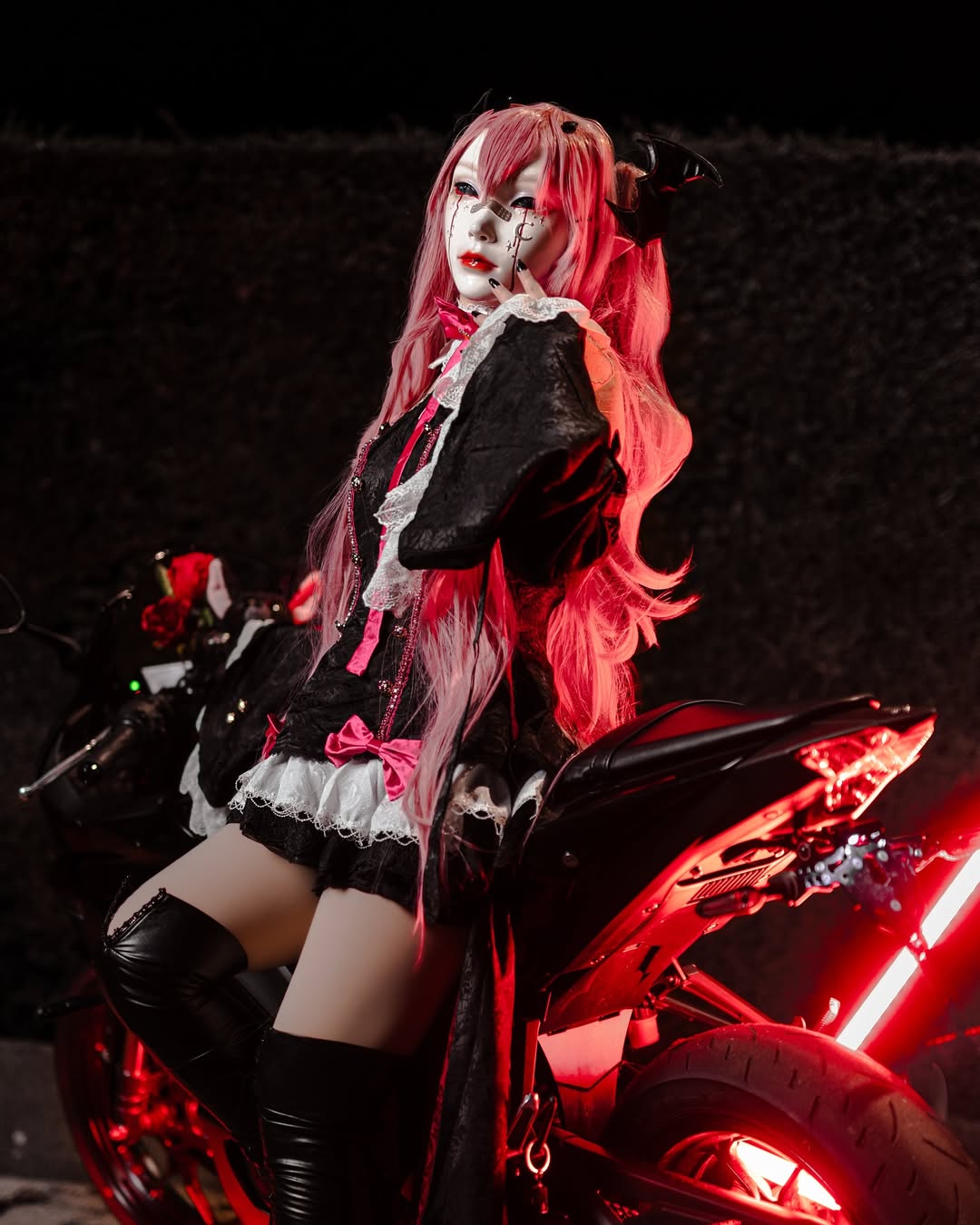Giấu kín mặt, nữ coser vẫn