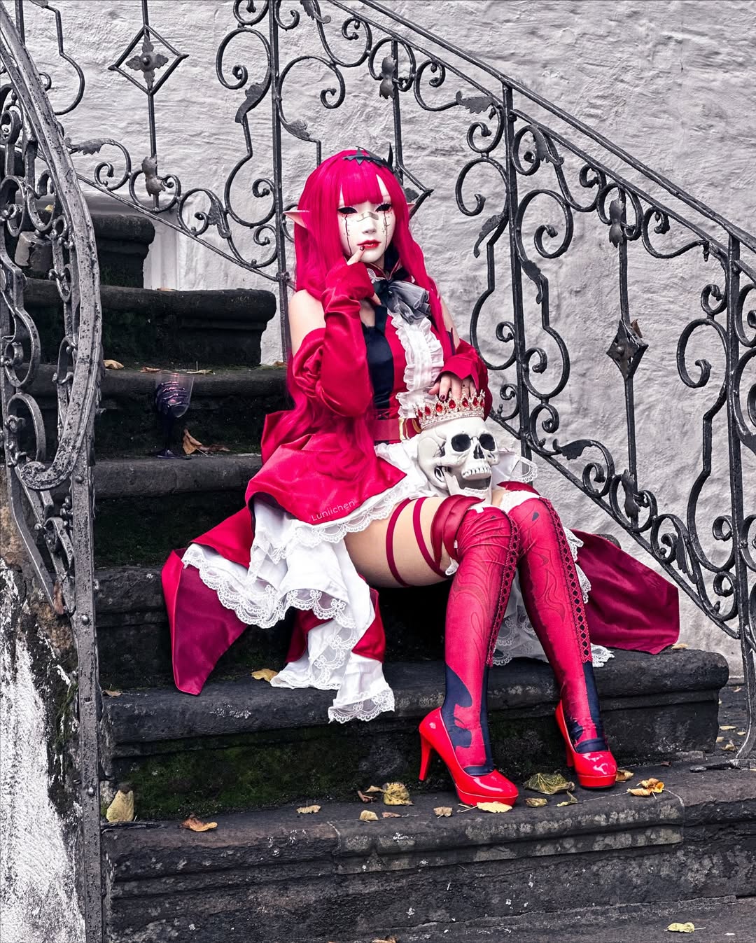 Giấu kín mặt, nữ coser vẫn