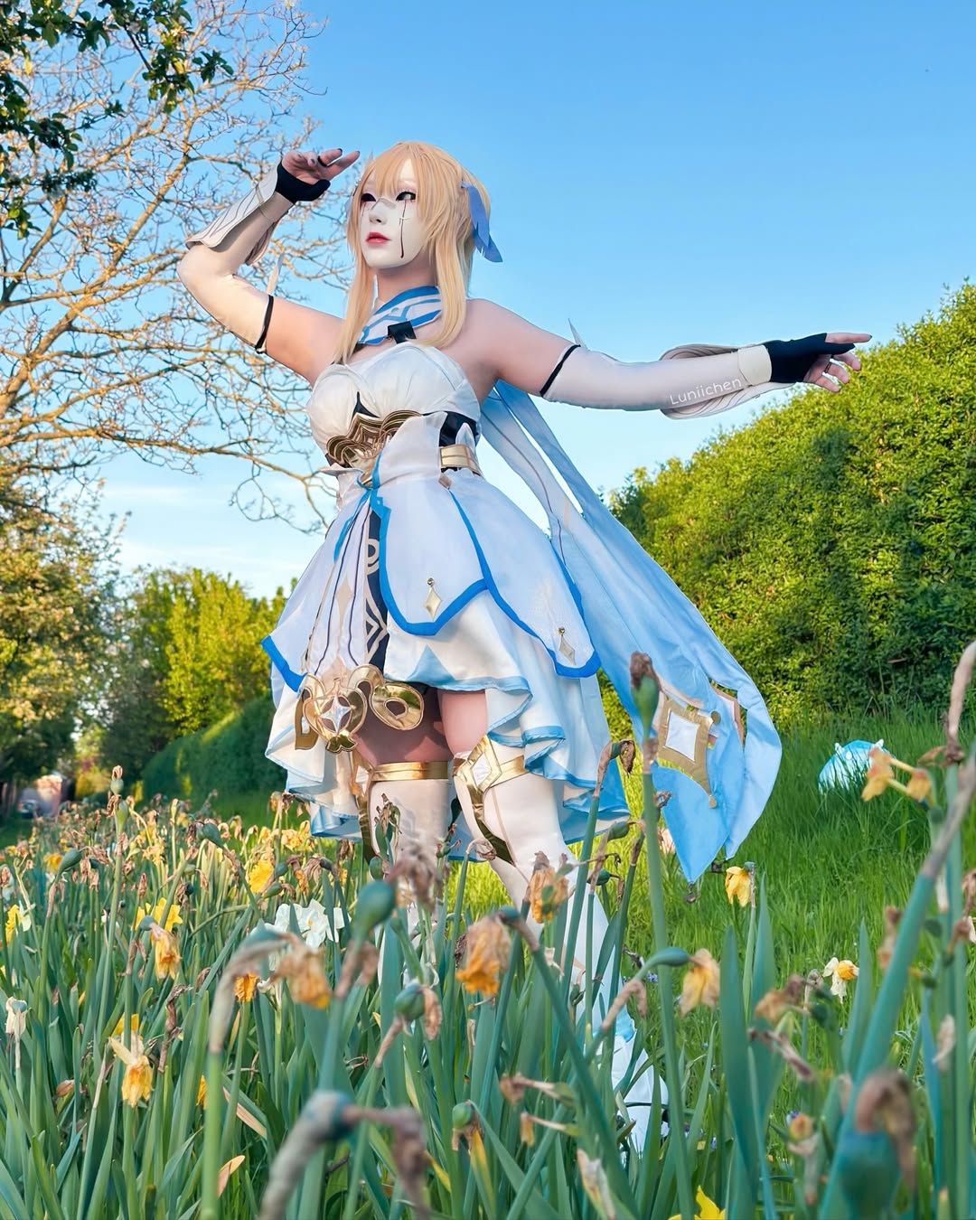 Giấu kín mặt, nữ coser vẫn