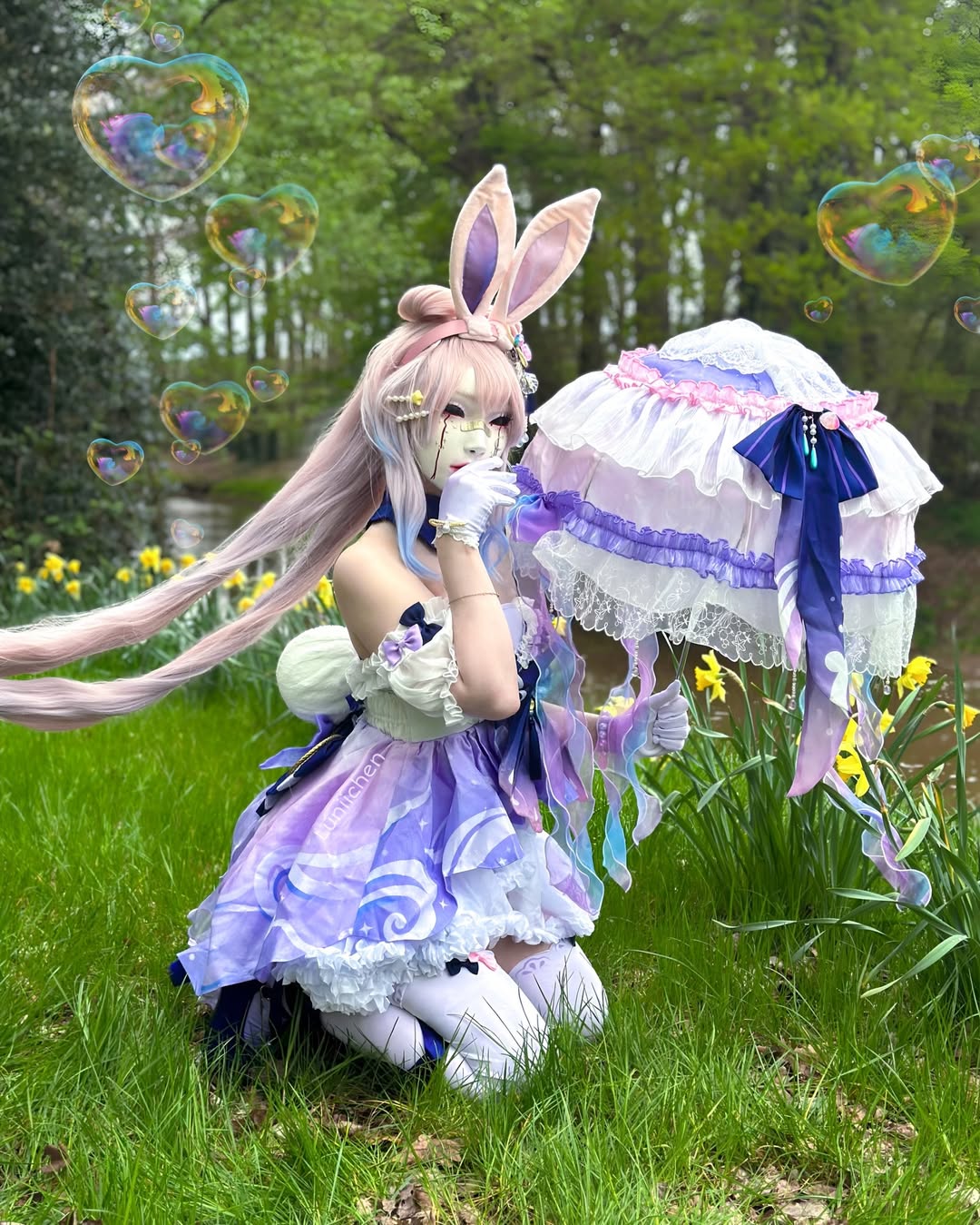 Giấu kín mặt, nữ coser vẫn