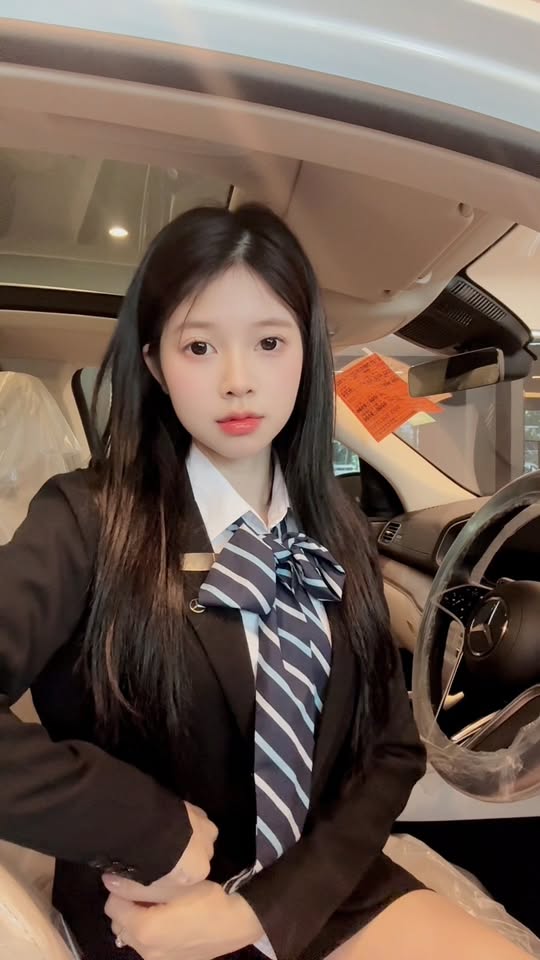Viral mùa World Cup, hot girl Mercedes
