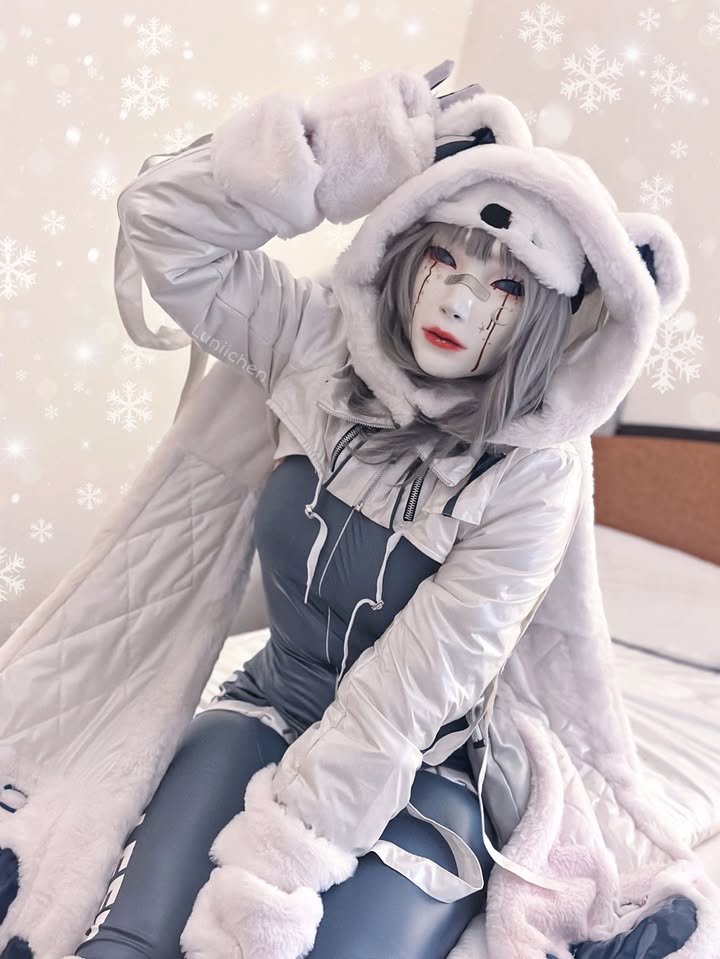 Giấu kín mặt, nữ coser vẫn