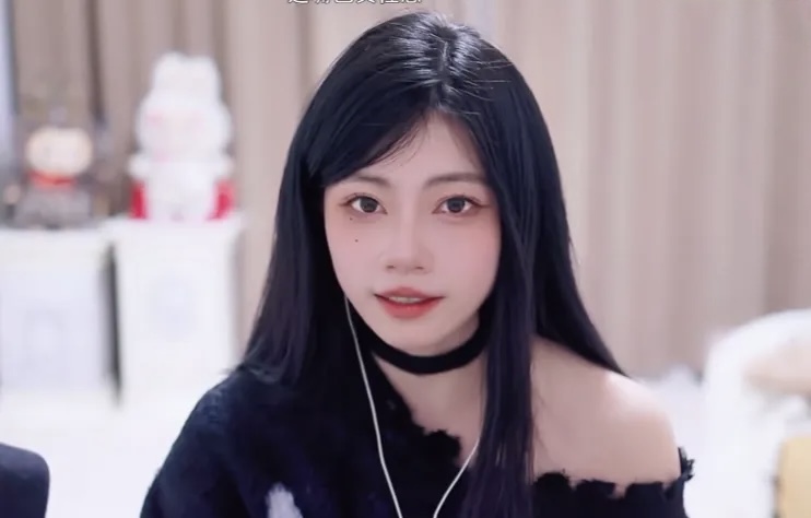 Nữ streamer bị ốm, được đại gia donate mời đến biệt thự sang để dưỡng bệnh