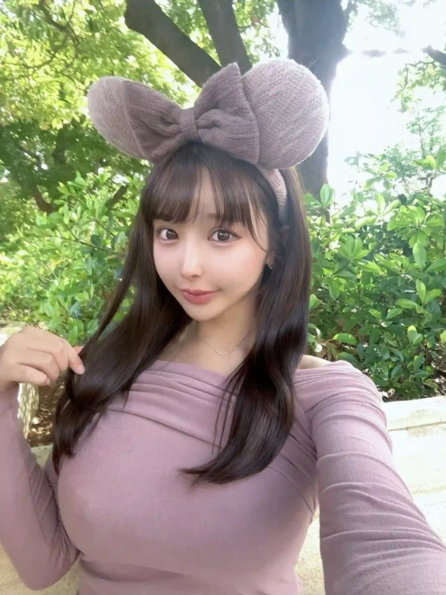 Nổi lên nhờ loạt hình ảnh gợi cảm, hot girl nổi tiếng khiến fan cảm thán, tự nhận là