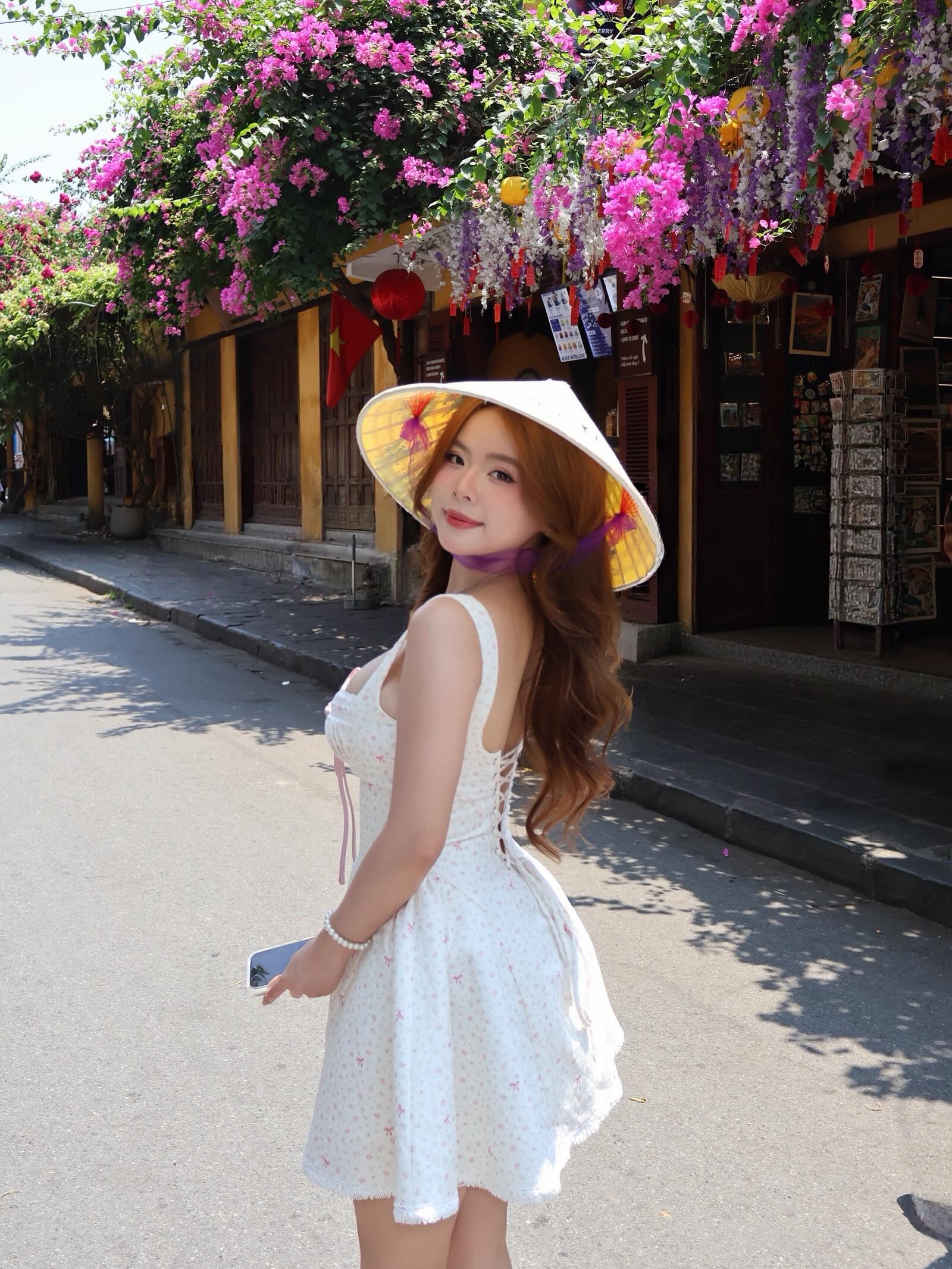Phổ cổ Hội An đầy thơ mộng, càng cuốn hút hơn khi có hot girl xinh đẹp này xuất hiện