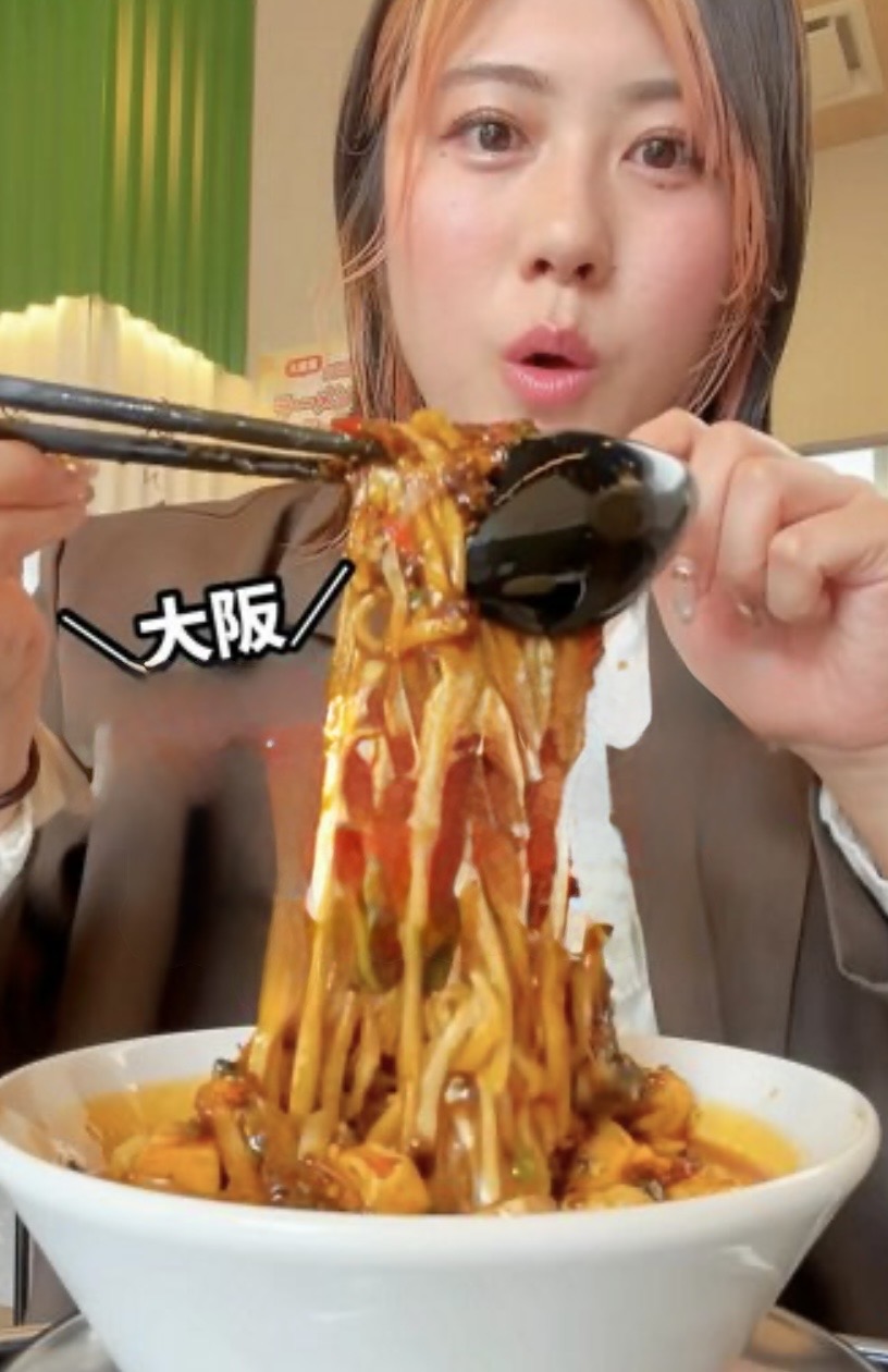 Ấn tượng với nhan sắc cô nàng ăn hơn 400 bát mì ramen siêu cay mỗi năm