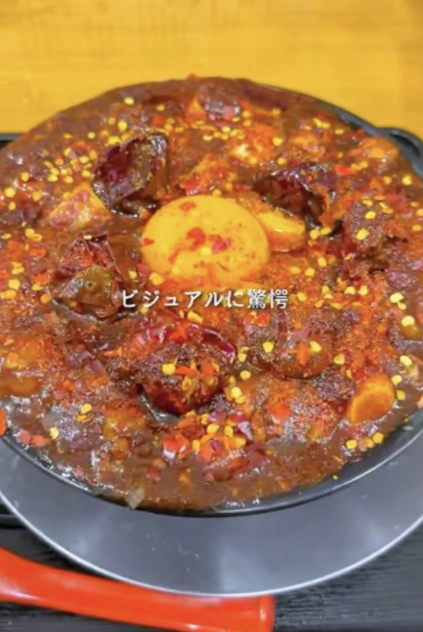 Ấn tượng với nhan sắc cô nàng ăn hơn 400 bát mì ramen siêu cay mỗi năm