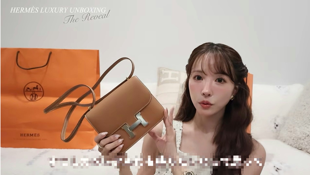 Vừa khoe bộ sưu tập túi hiệu đắt đỏ, Yua Mikami bất ngờ bị chỉ trích vì dùng sự gợi cảm để kiếm tiền