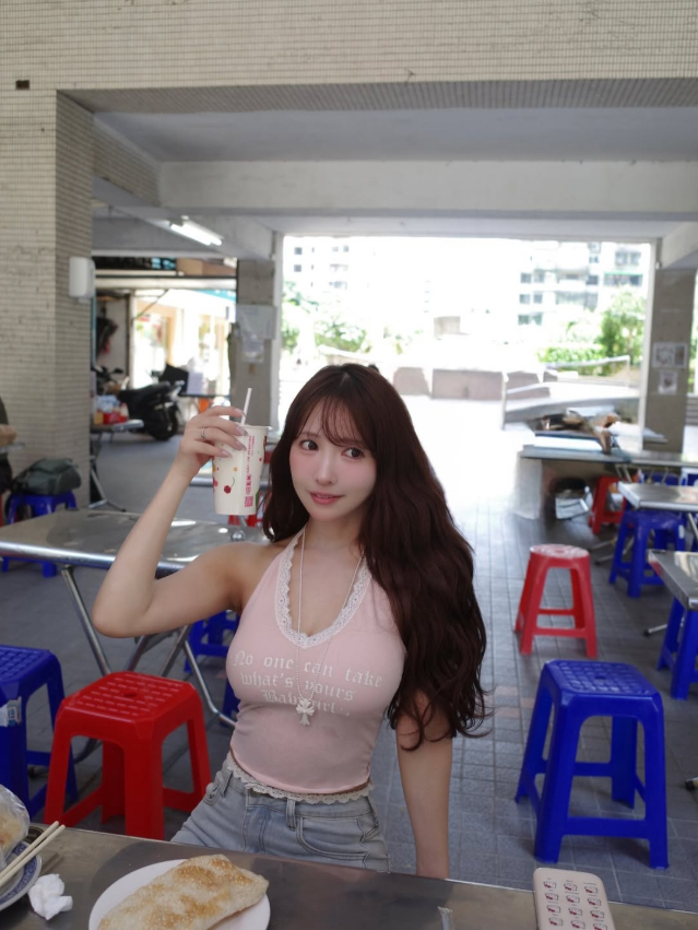 Vừa khoe bộ sưu tập túi hiệu đắt đỏ, Yua Mikami bất ngờ bị chỉ trích vì dùng sự gợi cảm để kiếm tiền