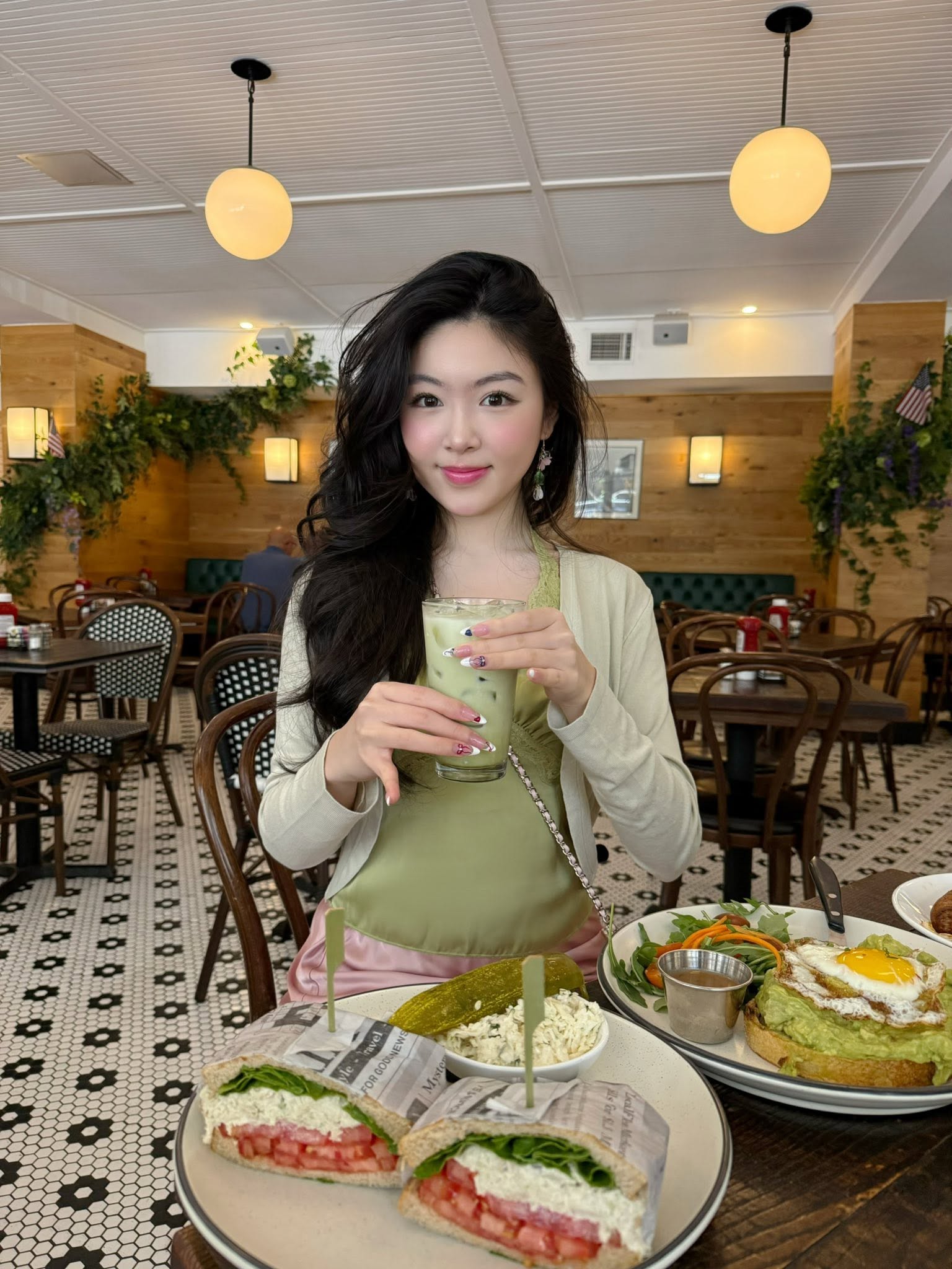 Lọ Lem khoe sắc giữa trời Tây, CĐM ngắm nhìn mà mê mẩn, đua nhau
