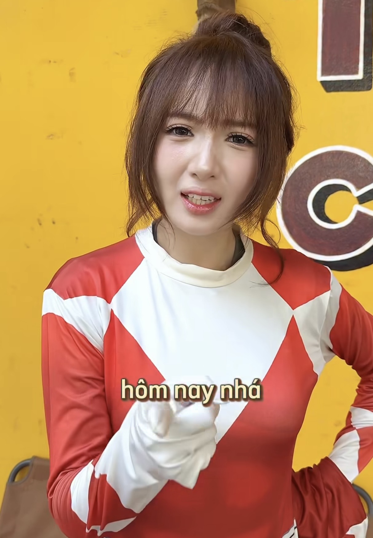 Cô nhân viên quán nước 