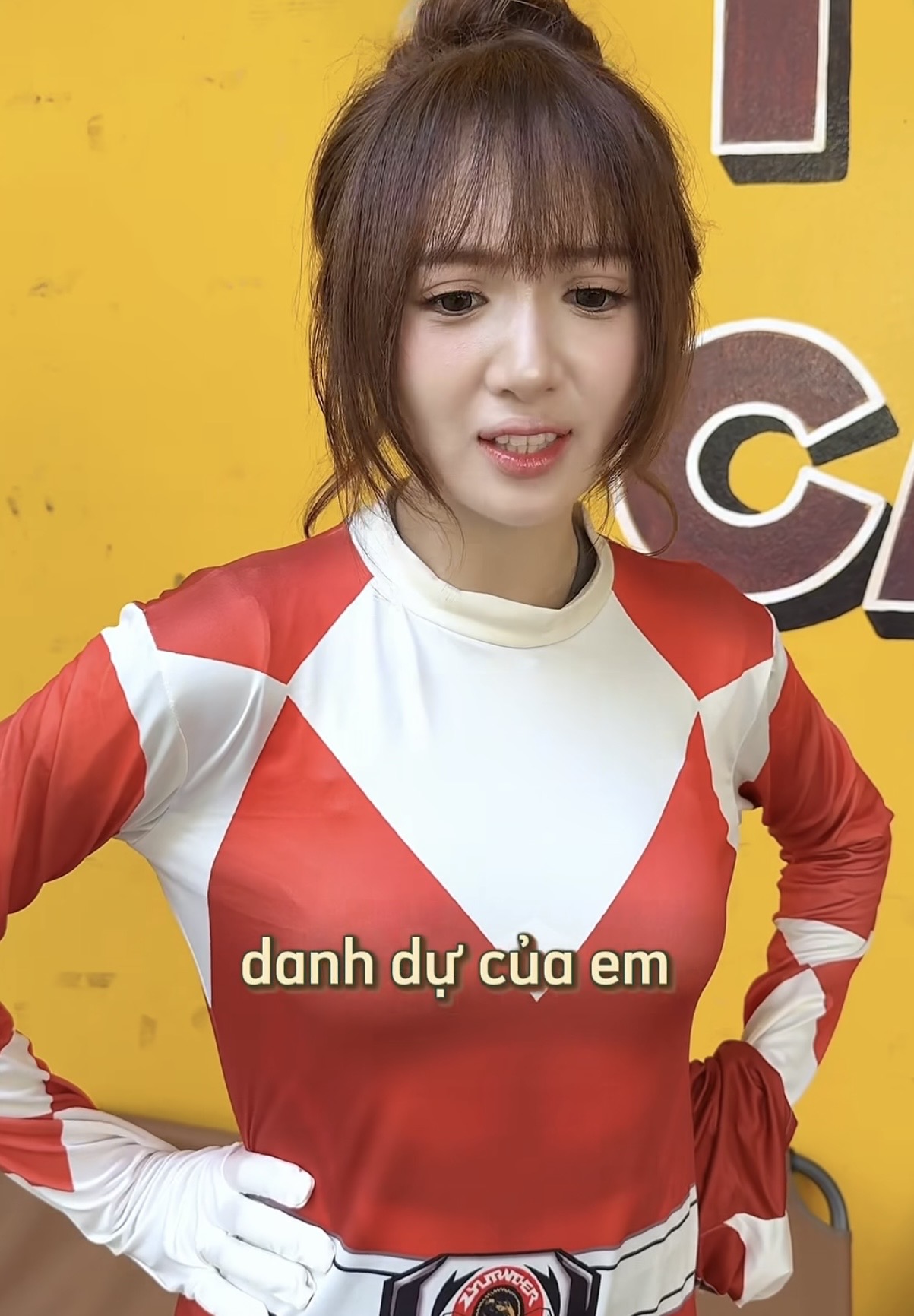 Cô nhân viên quán nước 