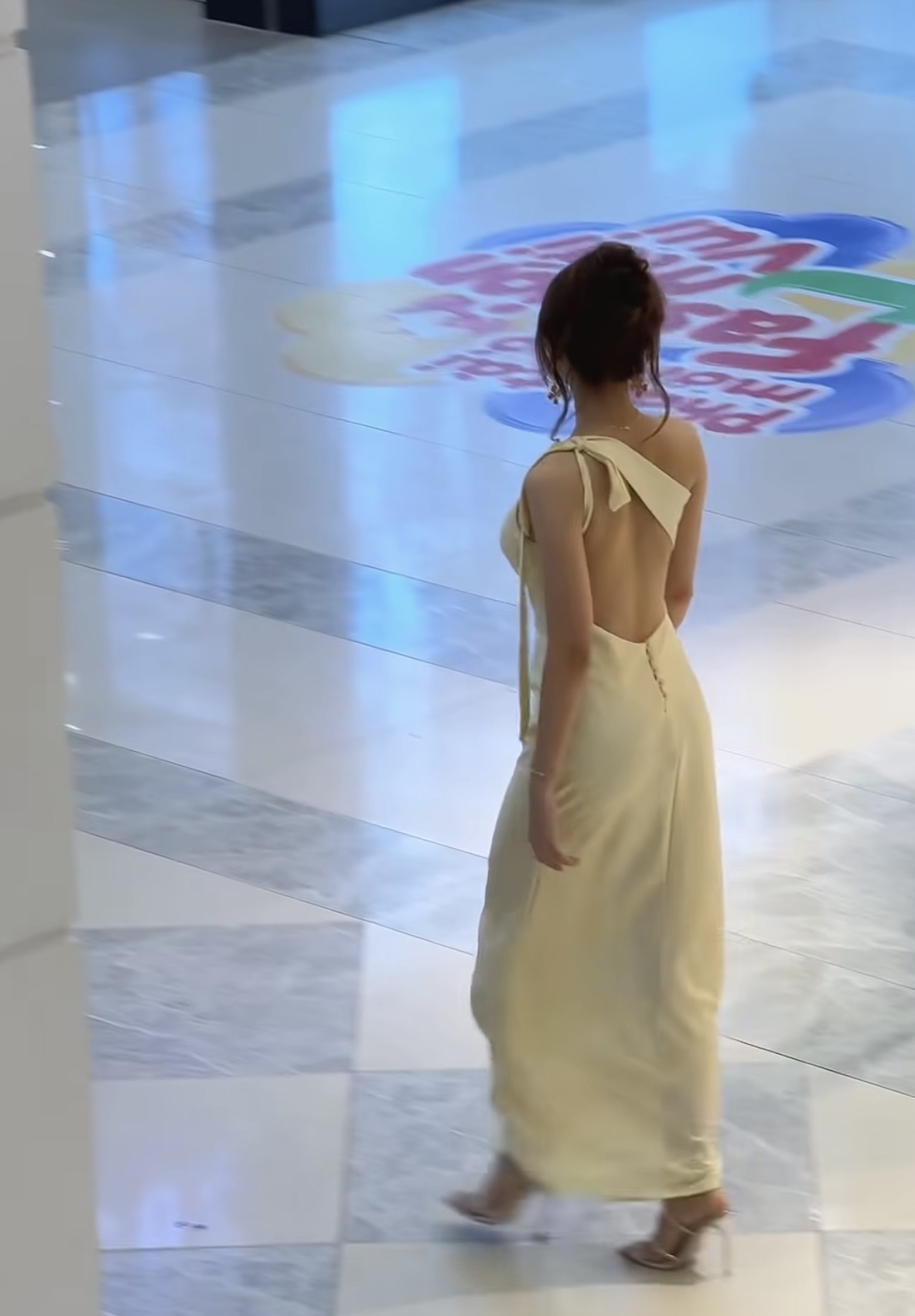 Cô nhân viên quán nước 