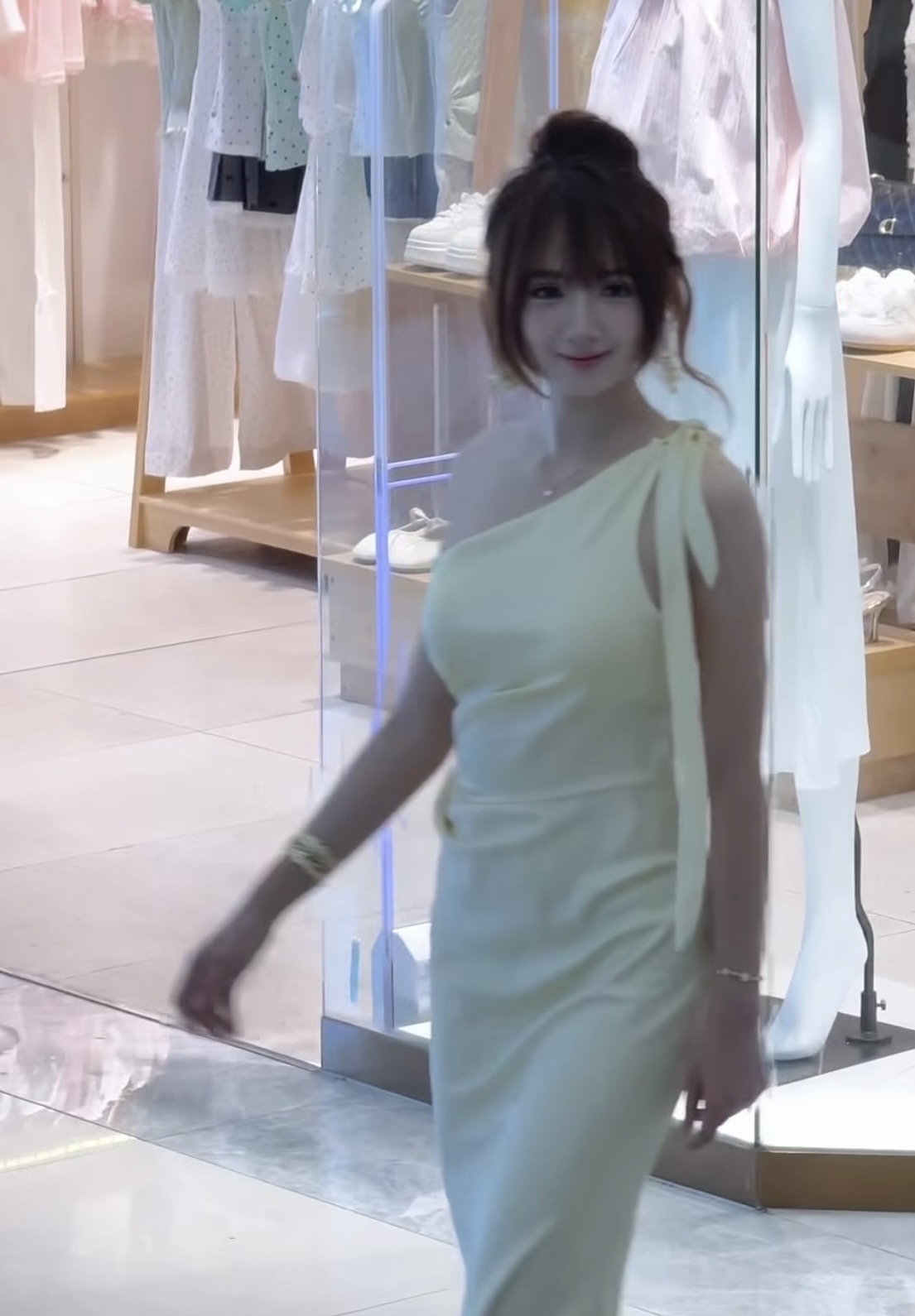 Cô nhân viên quán nước 