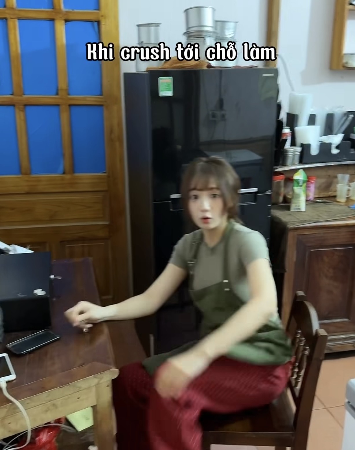 Cô nhân viên quán nước 