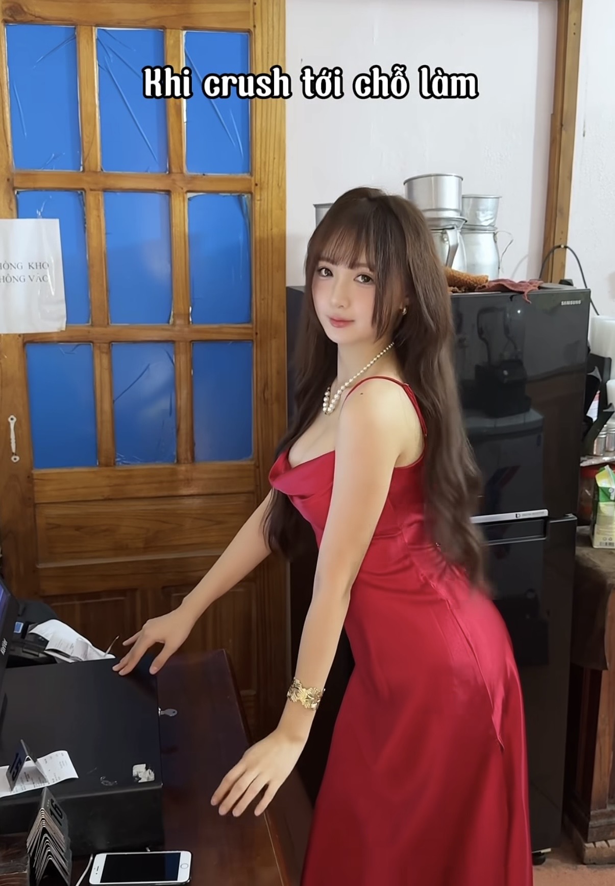 Cô nhân viên quán nước 