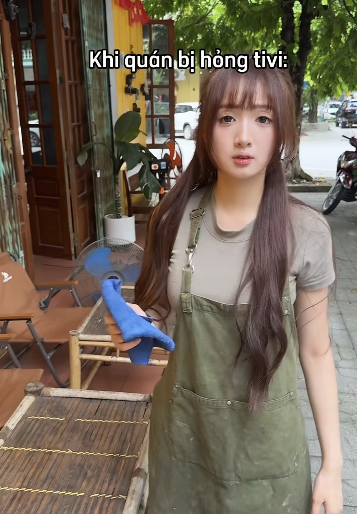 Cô nhân viên quán nước 