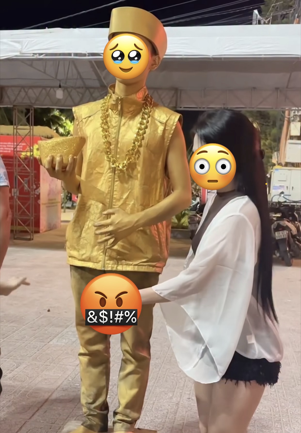 Nữ streamer đăng video quấy rối bức tượng hút 11 triệu lượt xem, vì view mà bất chấp?