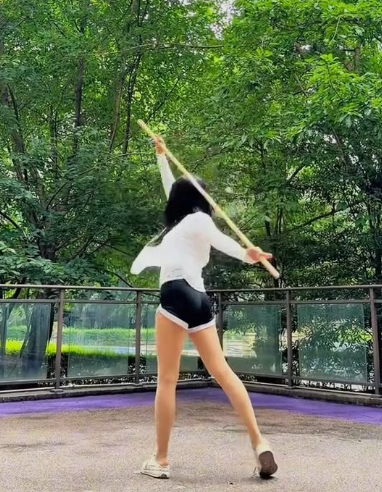 Biểu diễn võ thuật, hot girl hút hàng chục triệu view, khiến người xem ngỡ ngàng với kỹ năng thượng thừa