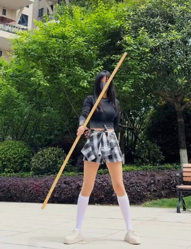 Biểu diễn võ thuật, hot girl hút hàng chục triệu view, khiến người xem ngỡ ngàng với kỹ năng thượng thừa