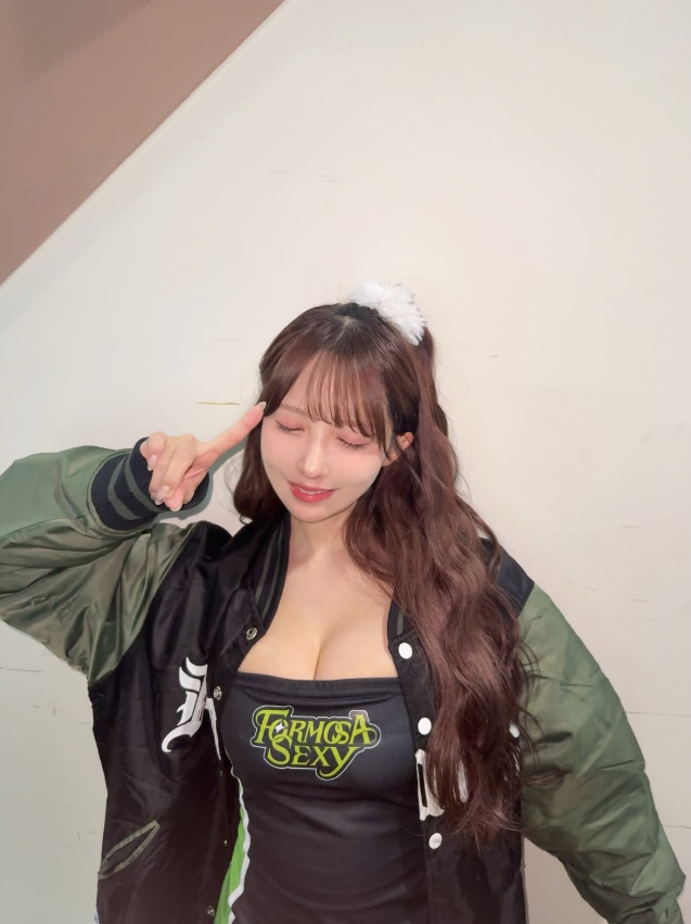 Yua Mikami khoe ảnh chơi bóng rổ, hút gần 20.000 like, fan khen làm gì cũng gợi cảm