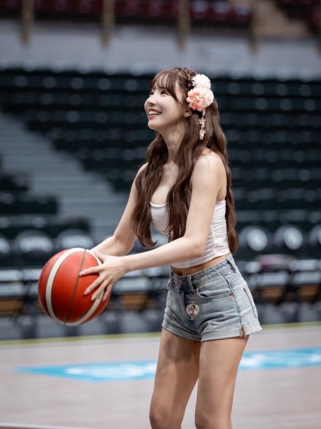 Yua Mikami khoe ảnh chơi bóng rổ, hút gần 20.000 like, fan khen làm gì cũng gợi cảm