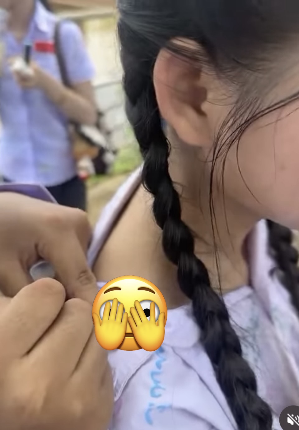 Thực hư bức ảnh nữ sinh khoe ký tên kỷ yếu trên áo nội y gây xôn xao cõi mạng