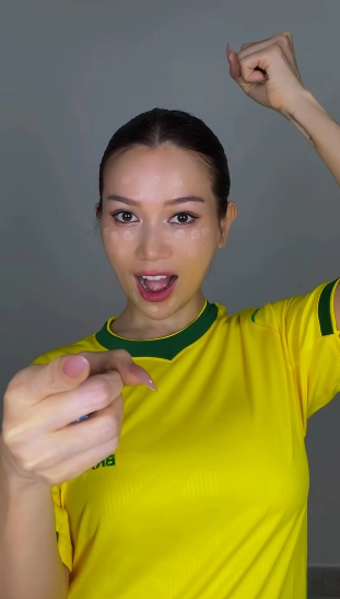 Sĩ Thanh biến hình mùa World Cup, khiến fan trầm trồ vì