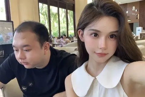 Hành động thân mật quá mức, đại gia donate khiến nữ streamer xinh đẹp bị gãy xương sống