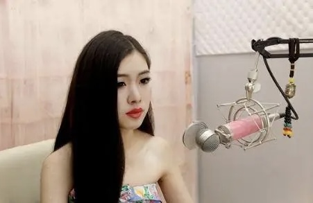 Hành động thân mật quá mức, đại gia donate khiến nữ streamer xinh đẹp bị gãy xương sống
