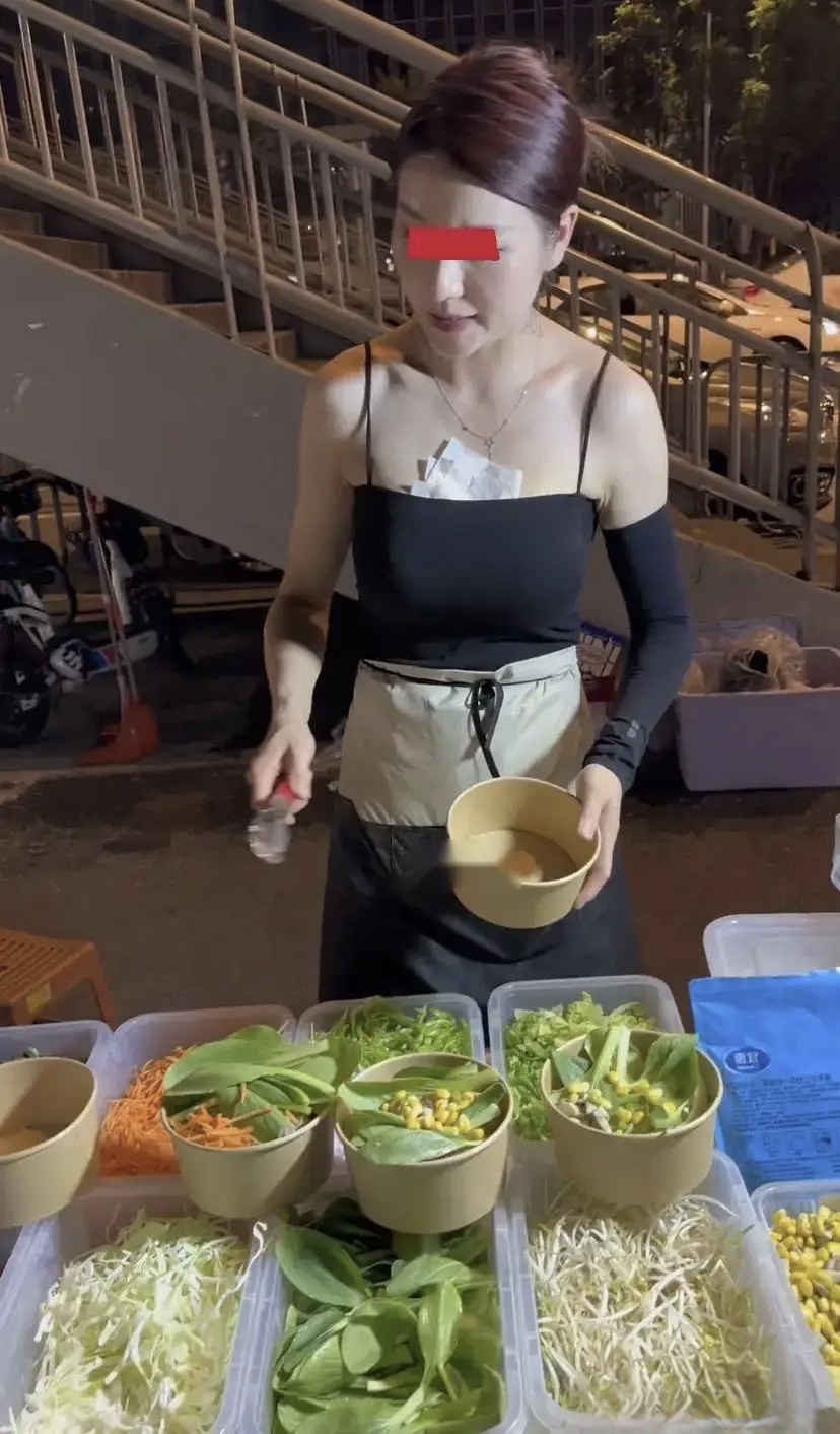 Lương 10 triệu, hot girl mở quán cơm chiên tại chợ đêm hút khách