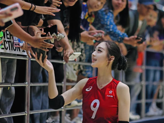 Khó rời mắt khỏi nhan sắc đẹp như từ phim bước ra của nữ vận động viên bóng chuyền này