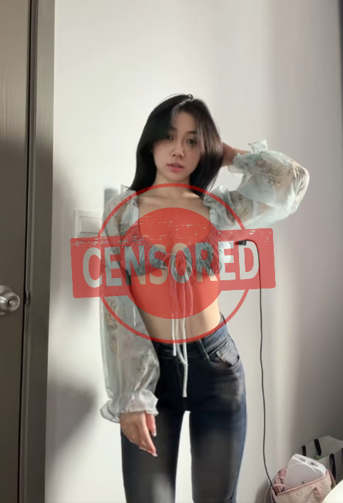 Quảng cáo bất chấp trang phục nhạy cảm, Trần Hà Linh khiến người xem không khỏi ái ngại