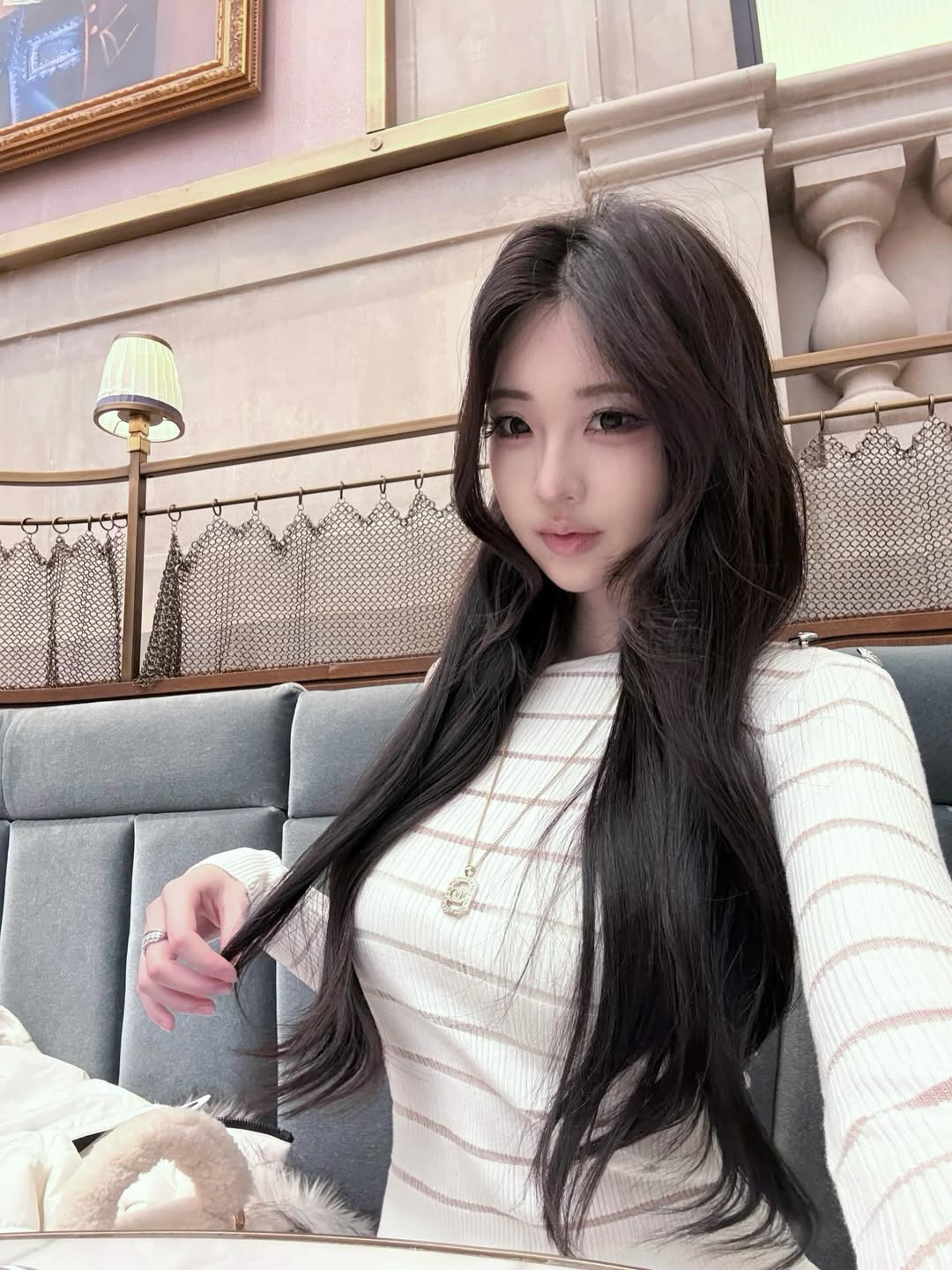 Khó rời mắt khỏi nhan sắc đẹp như từ phim bước ra của nữ vận động viên bóng chuyền này