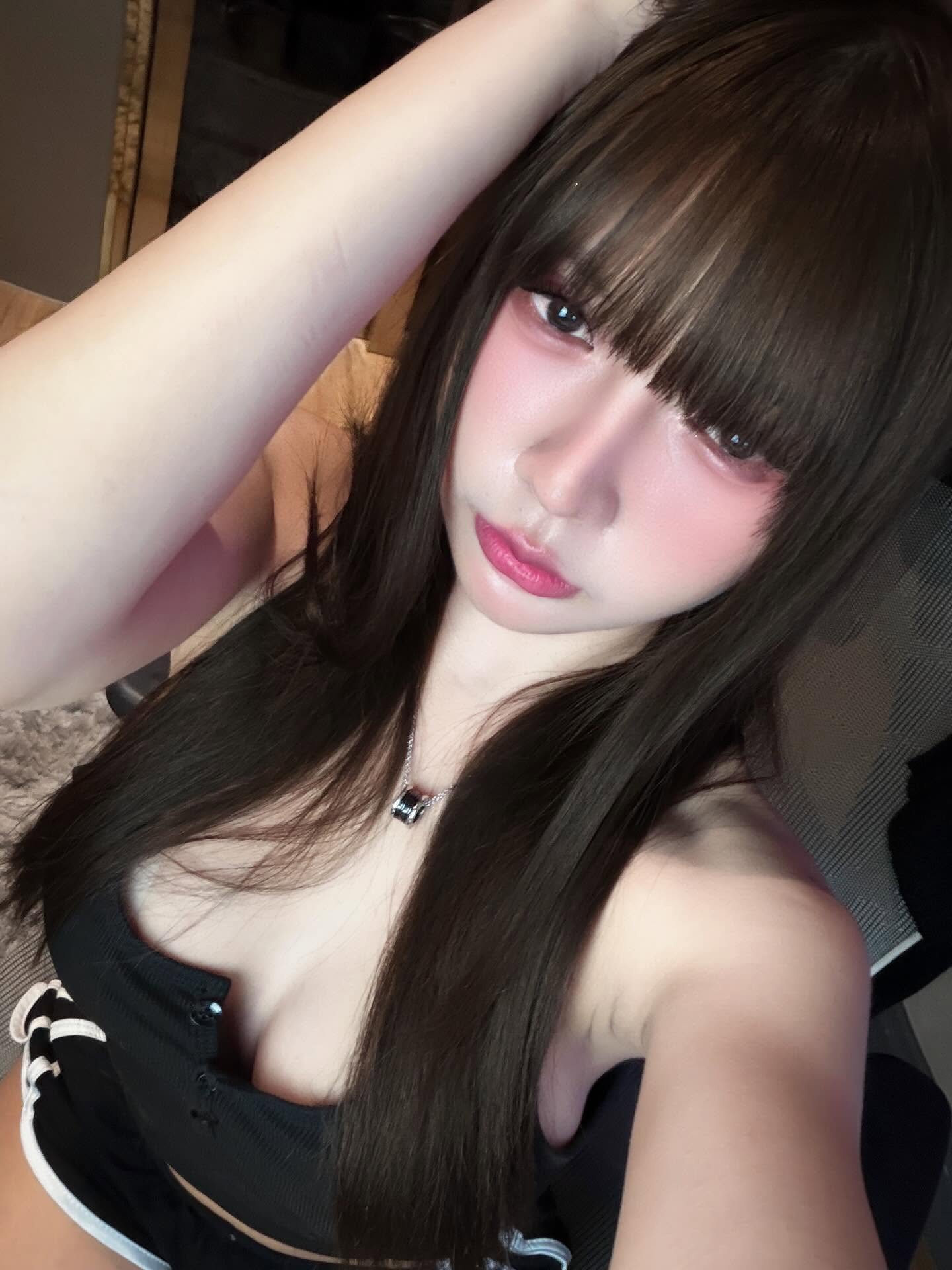 Hóa cô thư ký, nữ streamer đình đám Thái Lan khiến MXH 