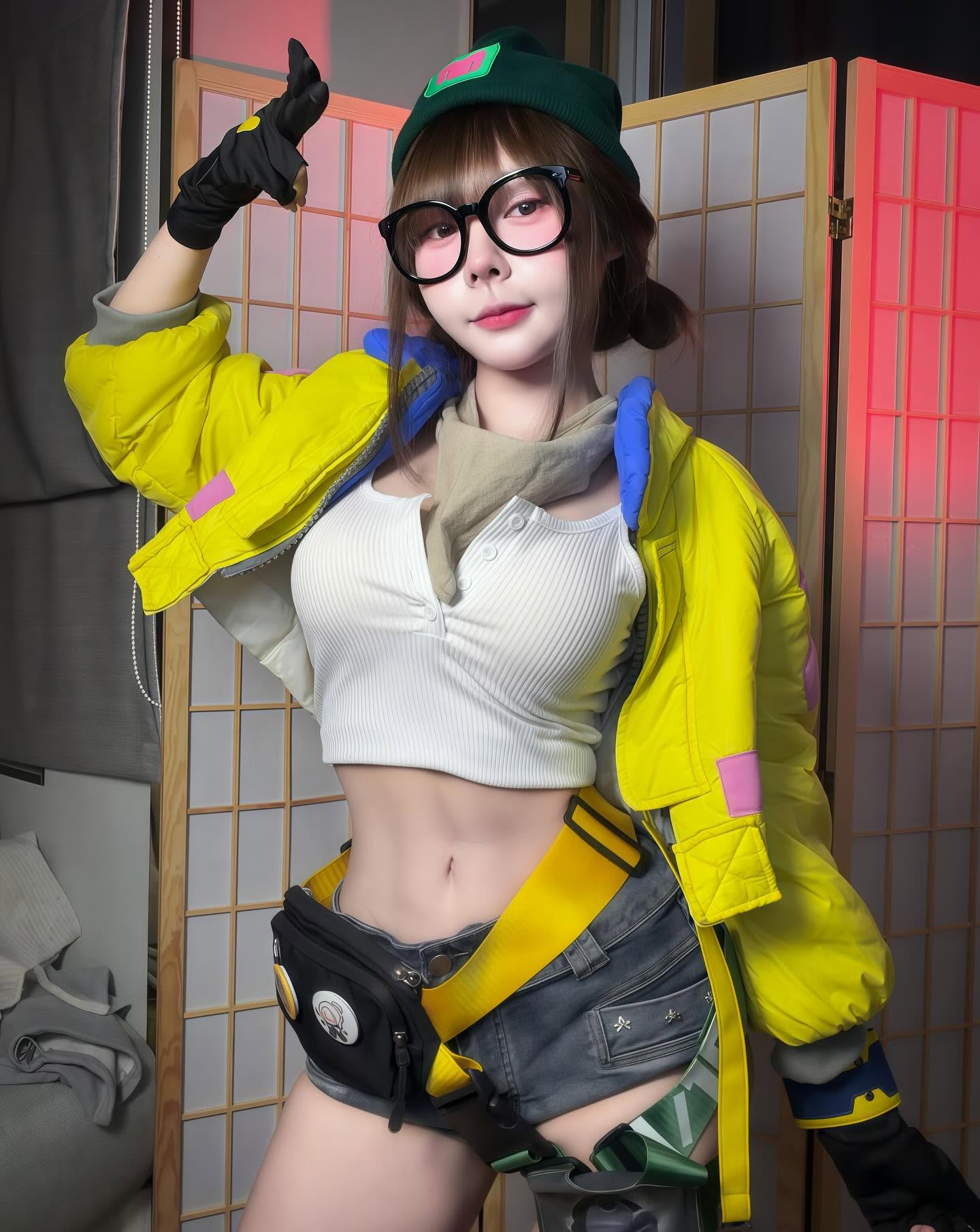 Hóa cô thư ký, nữ streamer đình đám Thái Lan khiến MXH 