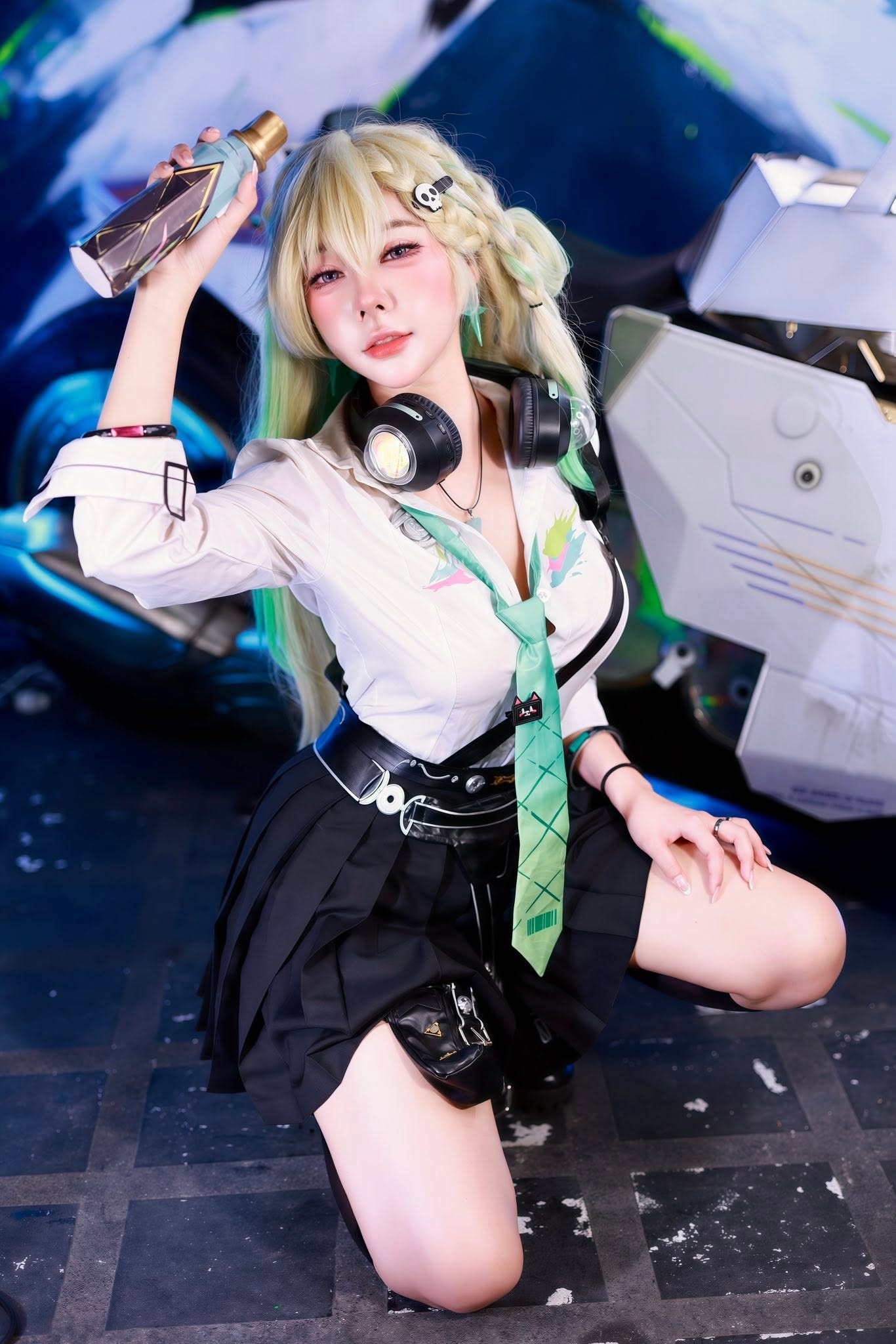 Hóa cô thư ký, nữ streamer đình đám Thái Lan khiến MXH 