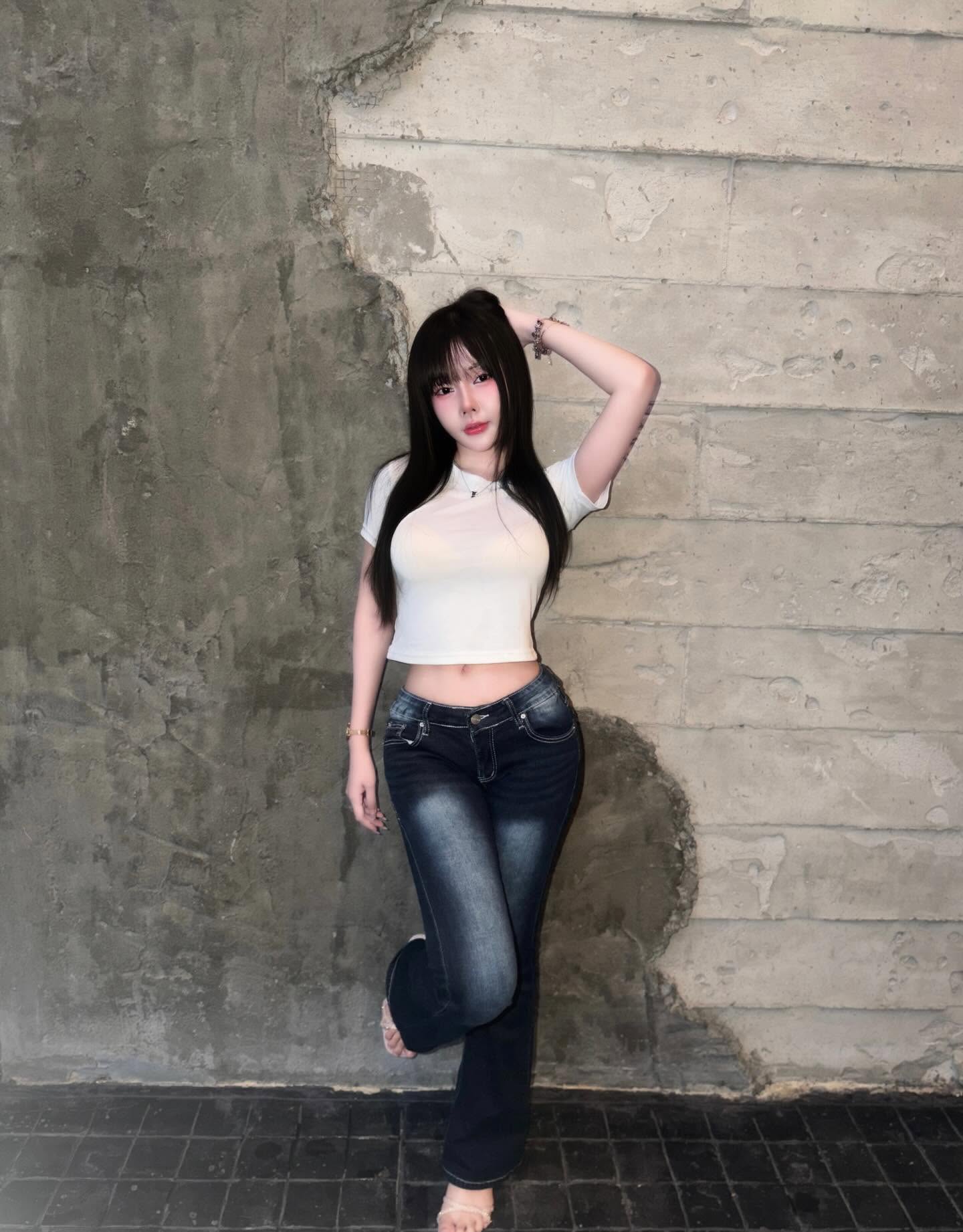 Hóa cô thư ký, nữ streamer đình đám Thái Lan khiến MXH 