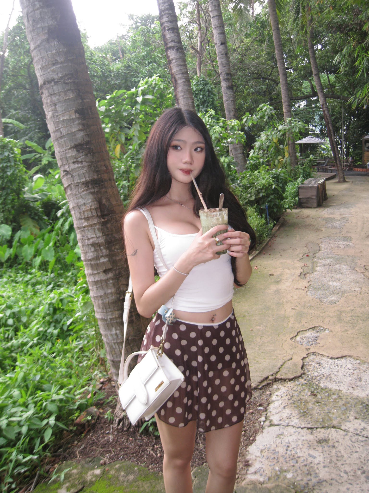Đổi gu ăn mặc kín đáo, hot girl vẫn nhận 