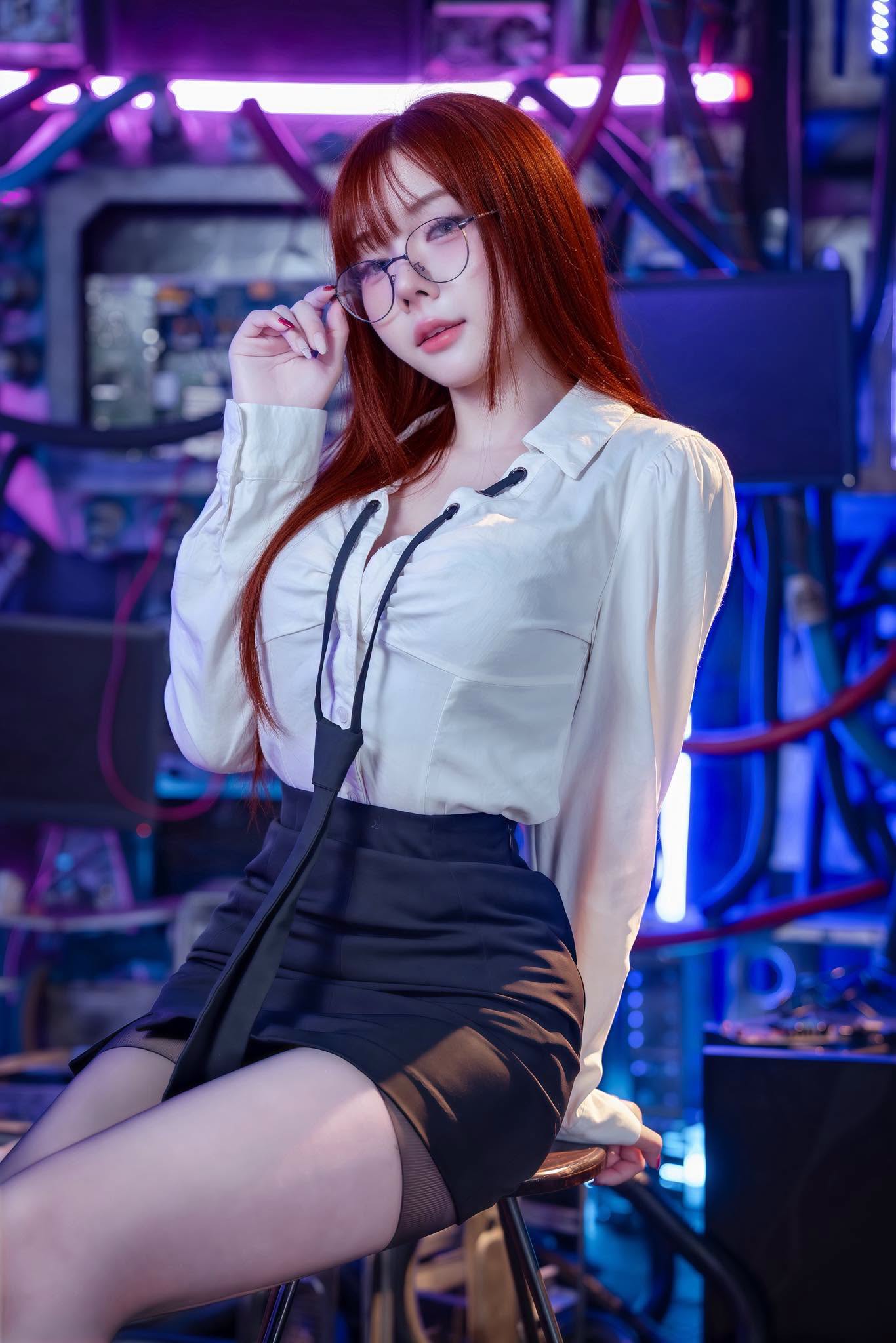 Hóa cô thư ký, nữ streamer đình đám Thái Lan khiến MXH 