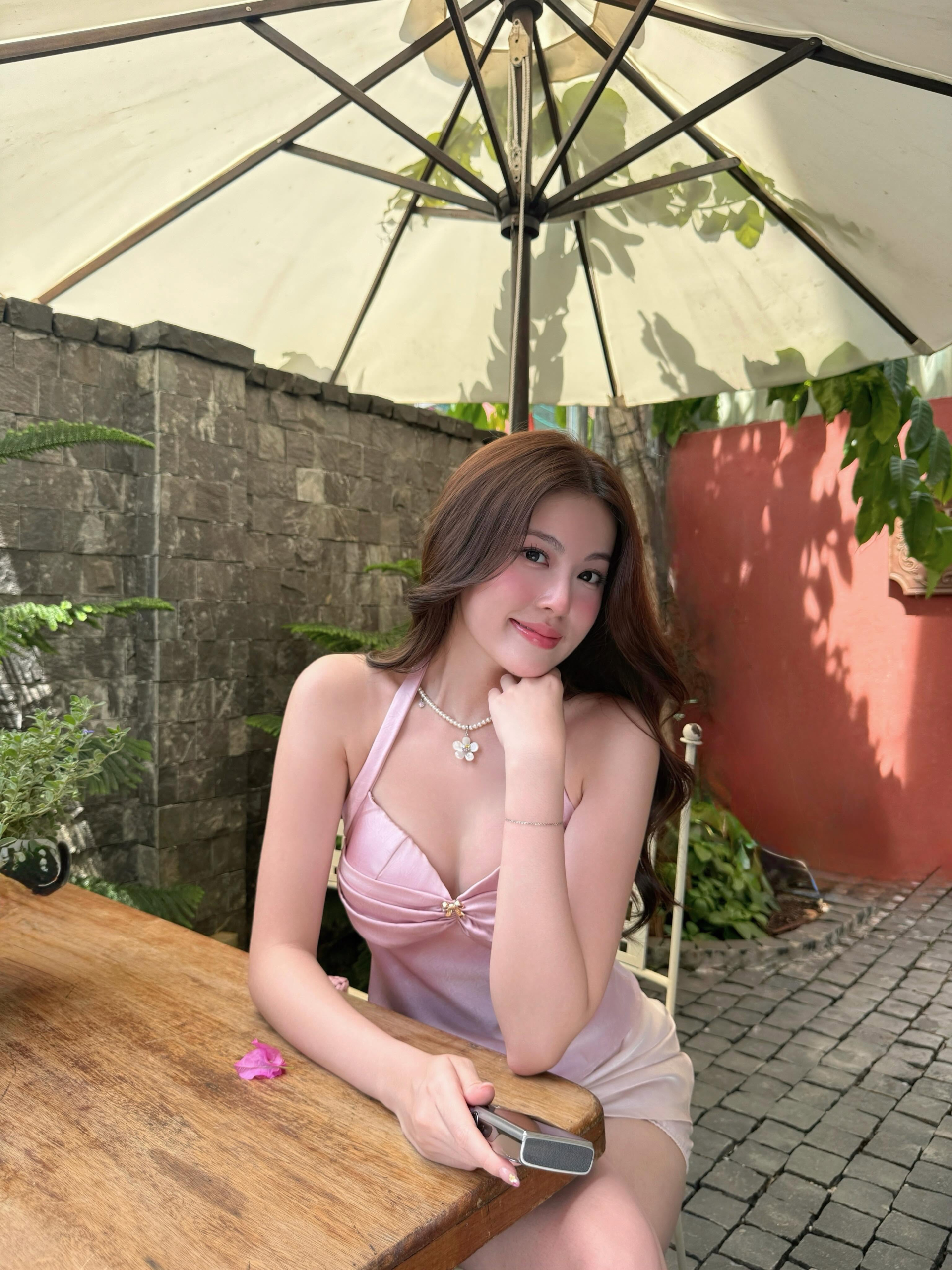 Bạn gái HIEUTHUHAI hóa nàng thơ ngọt ngào, 