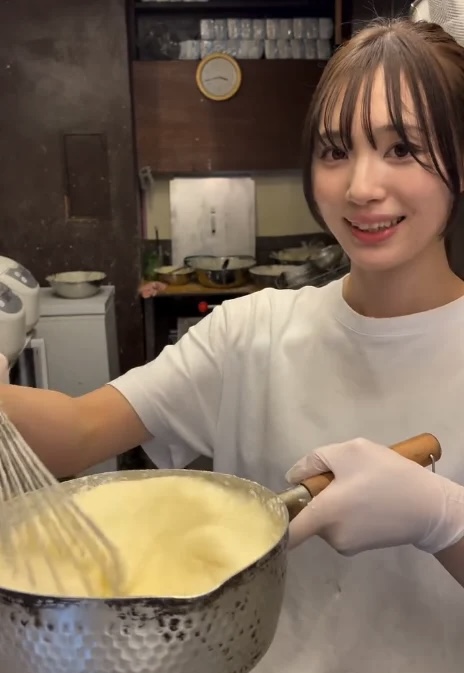 Nữ y tá xinh đẹp bỏ nghề, về quê làm mì viral cõi mạng